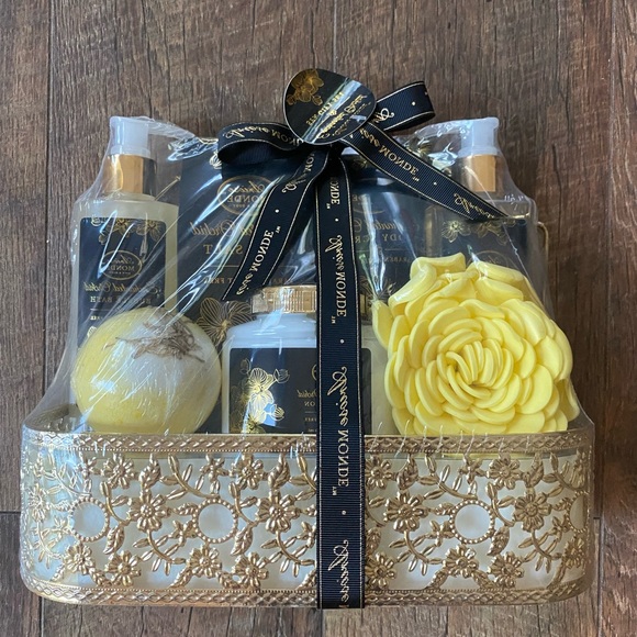 Ariosemonde Bath & Shower Spa Gift Set Enchanted Orchid Scent - Picture 1 of 4